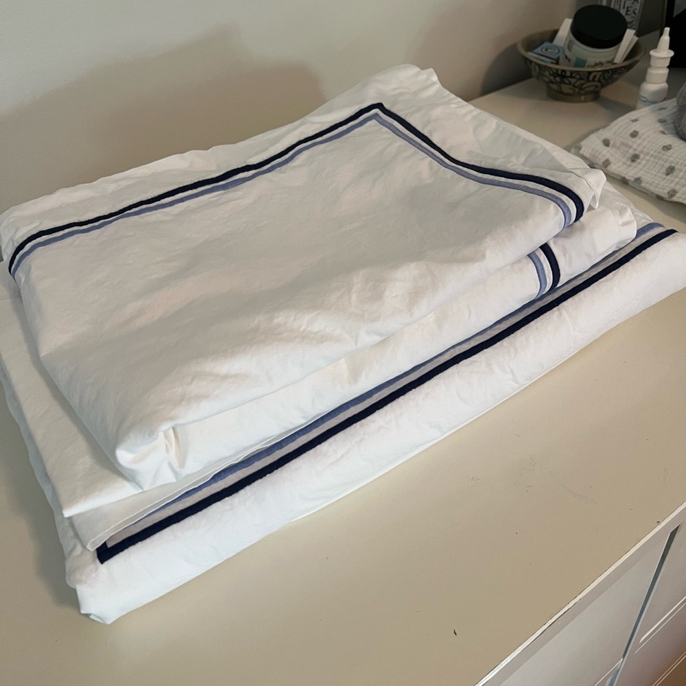 Matouk Essex navy duvet cover + 2 king shams